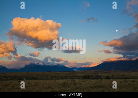 Lever du soleil avec vue sur le glacier Perito Moreno, Parc National Los Glaciares, Argentine, Patagonie, l'Amérique du Sud Banque D'Images