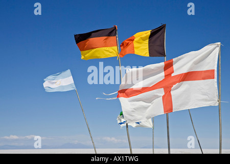 Drapeaux dans le vent, le sel de l'Hôtel de Sal hotel Playa Blanca, Altiplano, lac de sel Salar de Uyuni, Bolivie, Amérique du Sud Banque D'Images