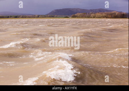Les inondations à Sandside près d'Arnside UK causées par des marées de printemps et des coups de vent poussant la mer sur la terre Banque D'Images