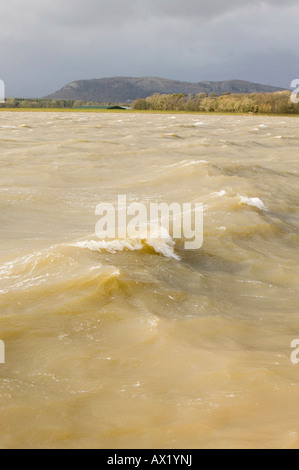 Les inondations à Sandside près d'Arnside UK causées par des marées de printemps et des coups de vent poussant la mer sur la terre Banque D'Images