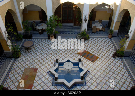 Vue de dessus dans la cour de l'hôtel Riad Palais Didi Meknes Maroc Banque D'Images