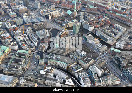 Vue d'ensemble de parties du quartier Speicherstadt et Saint Nicolas en l'église de Hambourg, Allemagne, Europe Banque D'Images