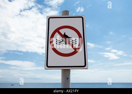 La baignade interdite pour chiens, signe à plage Croate Banque D'Images