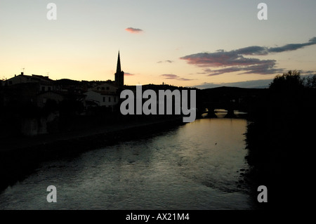 La rivière qui traverse l'aude limoux dans le sud de la france au crépuscule Banque D'Images