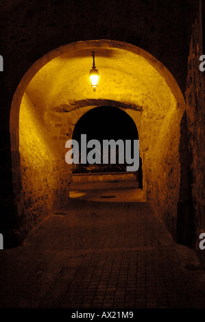 Passage dans le sud de la france limoux menant à la rivière aude Banque D'Images