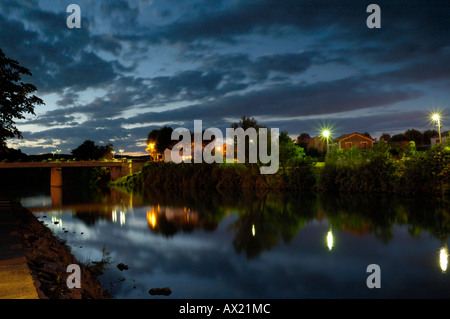 La rivière aude limoux dans la nuit dans le sud de la France à l'écart de Limoux Banque D'Images