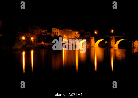 Un pont sur la rivière de l'aude dans le sud de la france limoux dans la nuit Banque D'Images