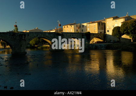 Un pont dans le sud de la france limoux sur la rivière aude Banque D'Images