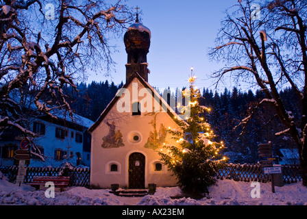 Chapelle avec sapin noël en Haute-bavière, Bavière, Allemagne Banque D'Images