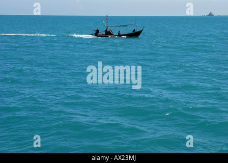 Bateau de pêche dans l'océan, île de Kho Samui, Thaïlande Banque D'Images