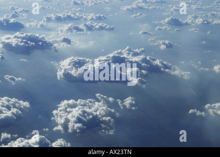 Les cumulus dans la lumière du soir, vue d'un airplain Banque D'Images