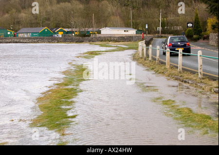 Les inondations à Sandside près d'Arnside UK causées par des marées de printemps et des coups de vent poussant la mer sur la terre Banque D'Images