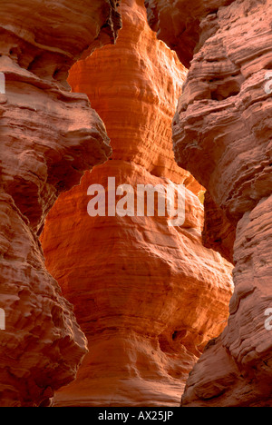 Rocks allumé par derrière par le soleil couchant, photographié par une crevasse, Altschlossfelsen rock formations, Pfaelzer Wald (Pal Banque D'Images