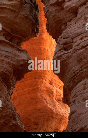 Rocks allumé par derrière par le soleil couchant, photographié par une crevasse, Altschlossfelsen rock formations, Pfaelzer Wald (Pal Banque D'Images