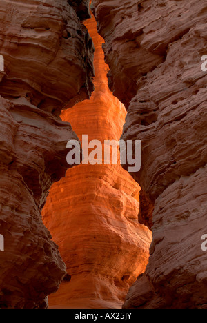 Rocks allumé par derrière par le soleil couchant, photographié par une crevasse, Altschlossfelsen rock formations, Pfaelzer Wald (Pal Banque D'Images