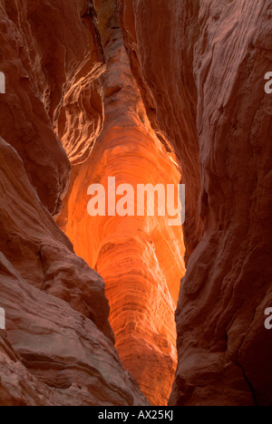 Rocks allumé par derrière par le soleil couchant, photographié par une crevasse, Altschlossfelsen rock formations, Pfaelzer Wald (Pal Banque D'Images