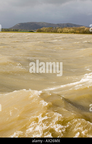 Les inondations à Sandside près d'Arnside UK causées par des marées de printemps et des coups de vent poussant la mer sur la terre Banque D'Images