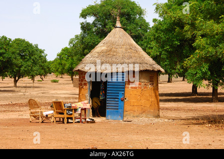 Toute l'Afrique, avec un toit de chaume et d'intérieur placé à l'extérieur lors des opérations de nettoyage, Burkina Faso Banque D'Images