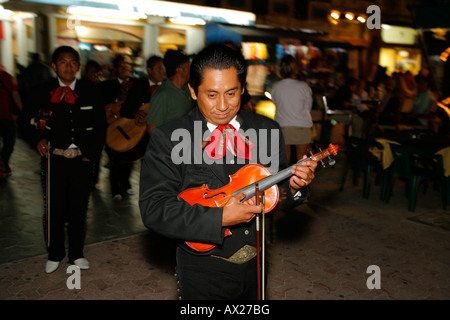 Mariachi band marche sur rue, Playa del Carmen, Mexique Banque D'Images