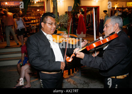 Mariachi band marche sur rue, Playa del Carmen, Mexique Banque D'Images