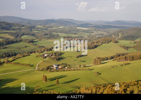 La ferme et le village de Kaumberg vue de la tour de l'Araburg castle ruins, Basse Autriche, Autriche, Europe Banque D'Images