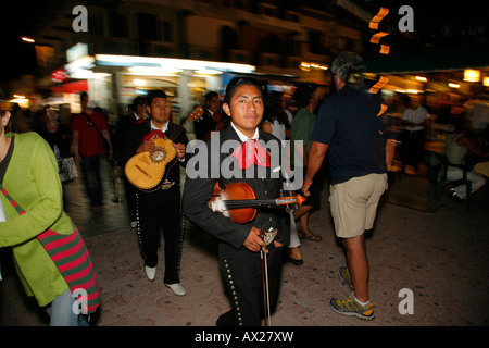 Mariachi band marche sur rue, Playa del Carmen, Mexique Banque D'Images