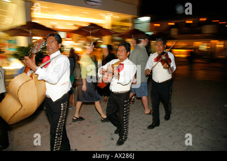 Mariachi band marche sur rue, Playa del Carmen, Mexique Banque D'Images