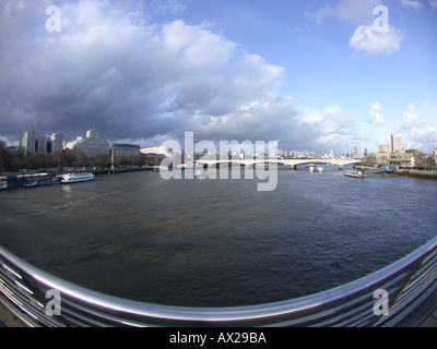 Tamise vue de Jubilee Bridge en direction de Waterloo Bridge, à travers un objectif fisheye Banque D'Images