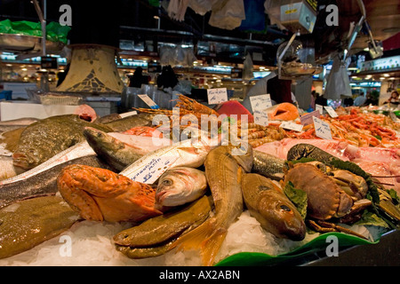 Décrochage du poisson nourriture merkat boqueria de Barcelone Espagne Banque D'Images