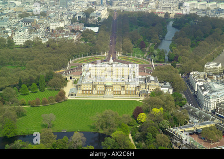 Vue aérienne de l'jardins à l'arrière du palais de Buckingham à Londres qui est la maison de la reine Elizabeth Banque D'Images