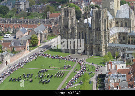 Wells Cathedral et Wells Somerset Vue aérienne de la cathédrale et la cathédrale de Somerset vert lors d'un défilé du droit de cité Banque D'Images