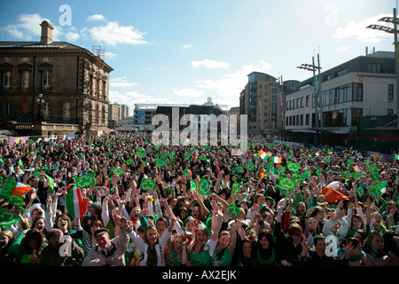 foule de fêtards au st patricks jour concert et carnaval dans la maison personnalisée place belfast nord irlande 17 mars Banque D'Images