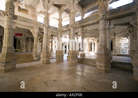 À l'intérieur de temple Ranakpur Jain Adinath le Rajasthan en Inde Banque D'Images