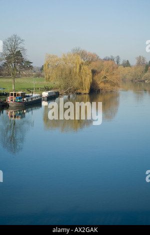 Afficher le long de la Tamise, le pont routier à Wallingford dans l'Oxfordshire en amont à la recherche Banque D'Images