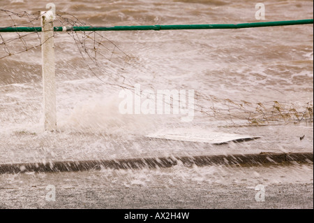 Les inondations à Sandside près d'Arnside UK causées par des marées de printemps et des coups de vent poussant la mer sur la terre Banque D'Images