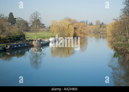 Afficher le long de la Tamise, le pont routier à Wallingford dans l'Oxfordshire en amont à la recherche Banque D'Images