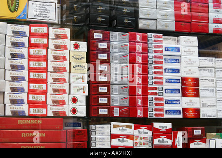 200 paquets de cigarettes en vente dans une boutique hors fenêtre dans Benidorm, Espagne. Banque D'Images