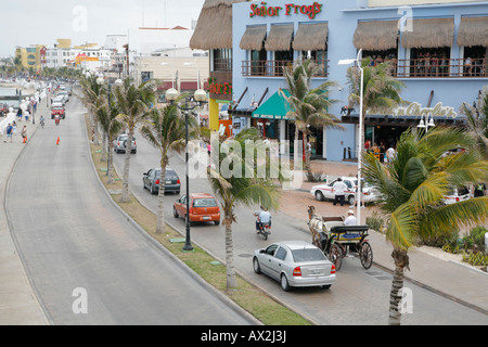 Le Mexique, Cozumel, San Miguel, vue depuis Punta Langosta centre commercial à côté de cruise ship port. Banque D'Images