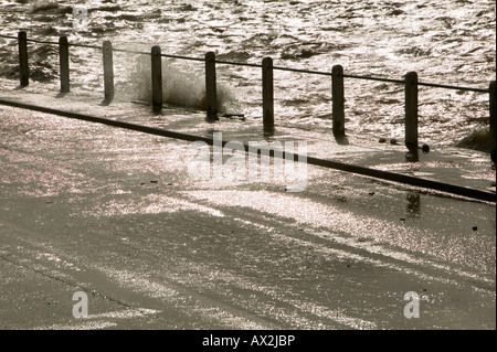 Les inondations à Sandside près d'Arnside UK causées par des marées de printemps et des coups de vent poussant la mer sur la terre Banque D'Images