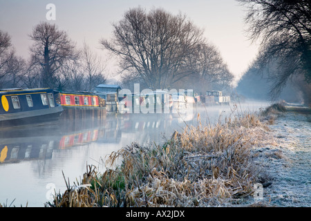 Les chalands amarrés le long des rives de la rivière Kennett à Burghfield près de Reading Berkshire tôt un matin d'hiver glacial Banque D'Images