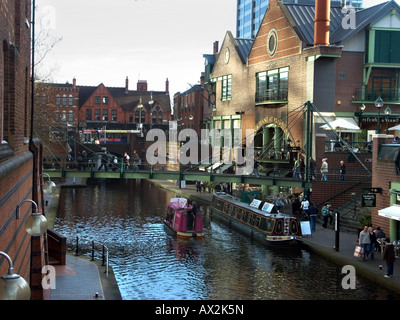 Bateaux étroits sur bord de l'eau, Brindley Place d'eau, Birmingham, Angleterre, Royaume-Uni Banque D'Images