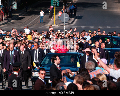 Le pape Benoît XVI entouré de gardes du corps arrivant pour l'intronisation comme évêque de Rome à Saint Jean de Latran cathédrale 7 Mai Banque D'Images