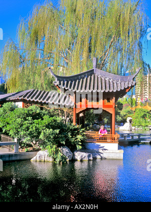 Tourist se reposant dans le jardin chinois de l'amitié à Sydney Australie Banque D'Images