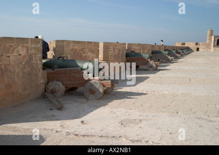 Vieux canons portugais le long du mur de la ville Essaouira Banque D'Images