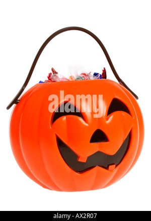 Plastique Halloween jack-o-Lantern plein de bonbons. Banque D'Images