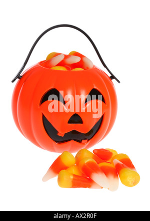 Plastique Halloween jack-o-lanterne pleine de candycorn. Banque D'Images