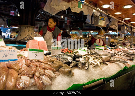 Décrochage du poisson nourriture merkat boqueria de Barcelone Espagne Banque D'Images