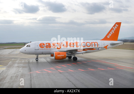 Avion easyjet sur la piste de l'aéroport Banque D'Images