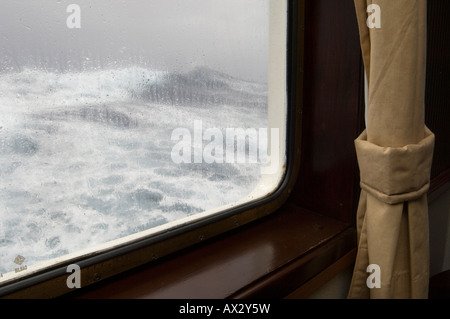 Océan antarctique Passage de Drake Antactic navigation de rêve sur une mer agitée près du cap Horn vue depuis la cabine Banque D'Images