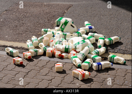 Une pile de contenants de lait a chuté à l'extérieur d'un supermarché UK Banque D'Images